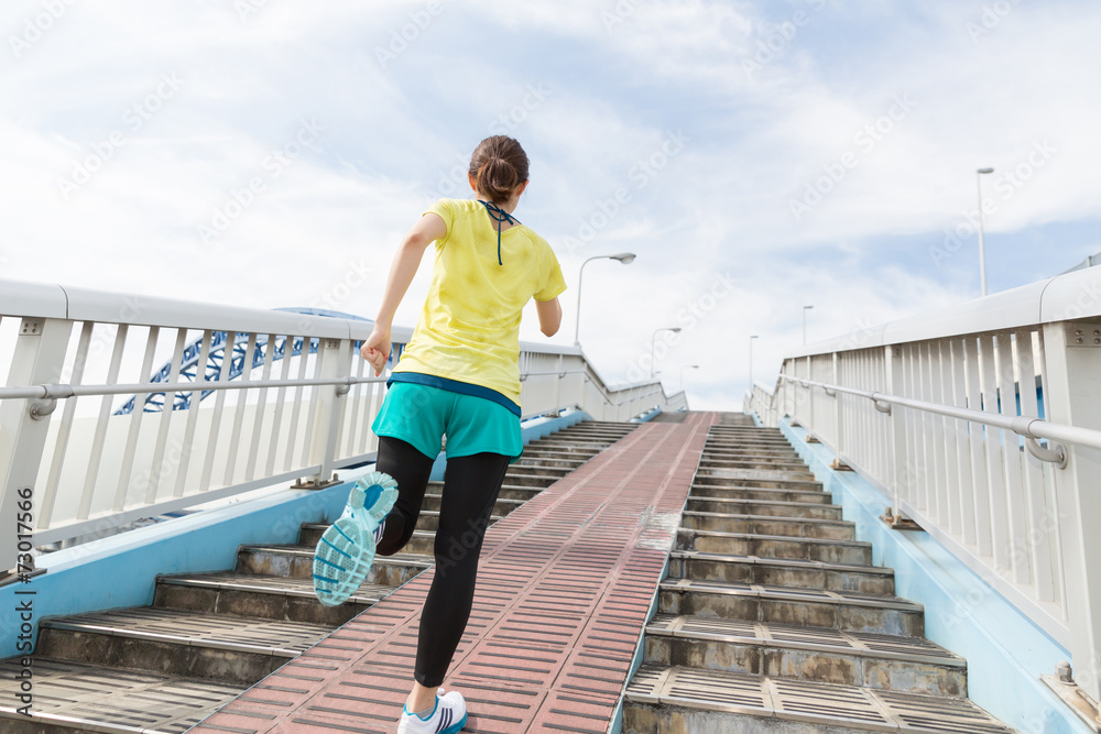 © miya227 - スポーツをする女性