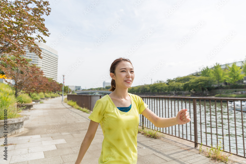 スポーツをする女性 