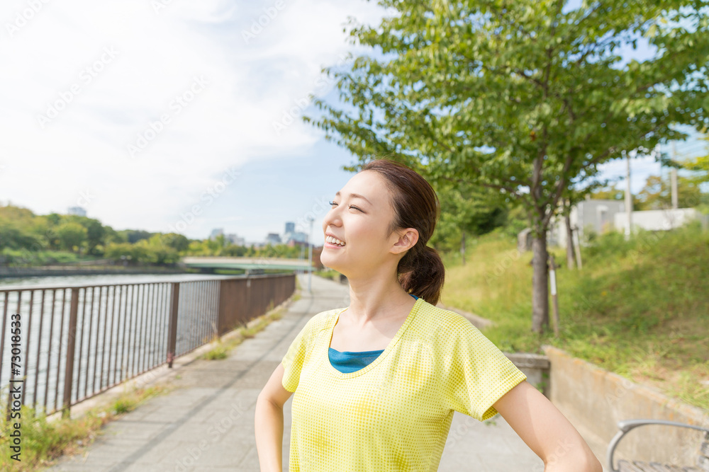 スポーツをする女性 スポーツをする女性