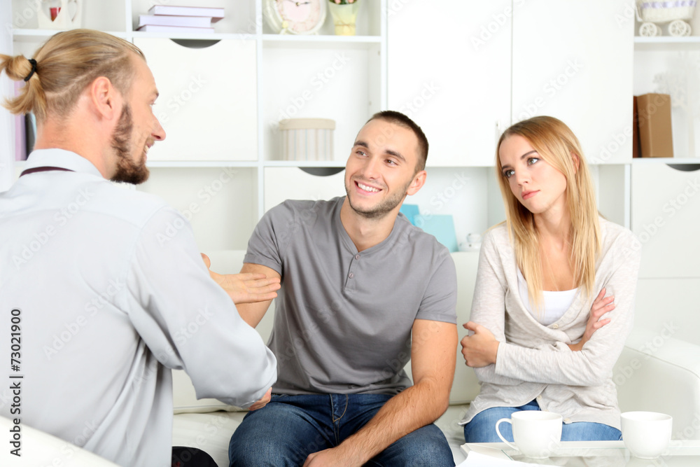 Obraz premium Young couple after therapy session with family psychologist