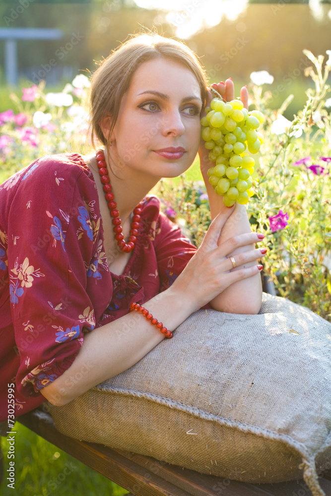 Obraz premium portrait of beautiful girl with bunch of grapes