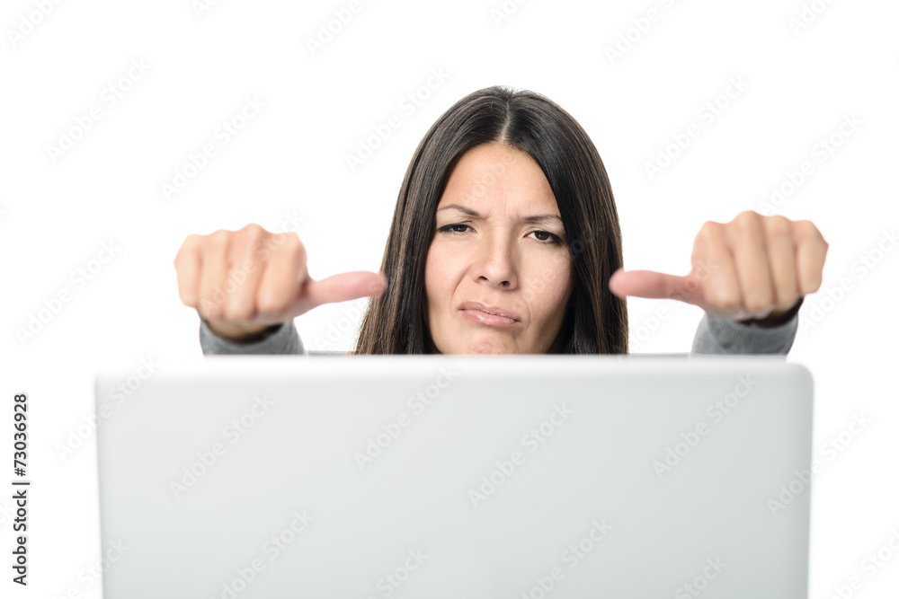 Unmotivierte Mitarbeiterin im Büro vor dem Computer Unmotivierte Mitarbeiterin im Büro vor dem Computer