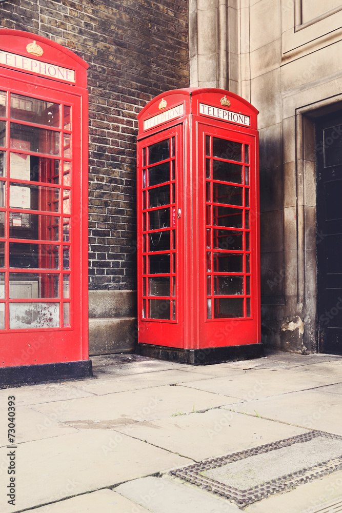 Tradycyjna czerwona budka telefoniczna , symbol Londynu Tradycyjna czerwona budka telefoniczna , symbol Londynu