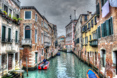Fototapeta Naklejka Na Ścianę i Meble -  Narrow canal in Venice under a gray sky