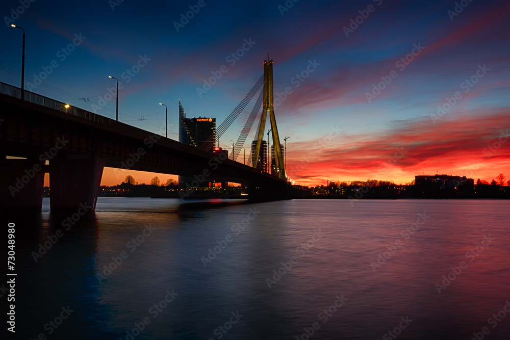 Obraz premium Bridge in Riga at night