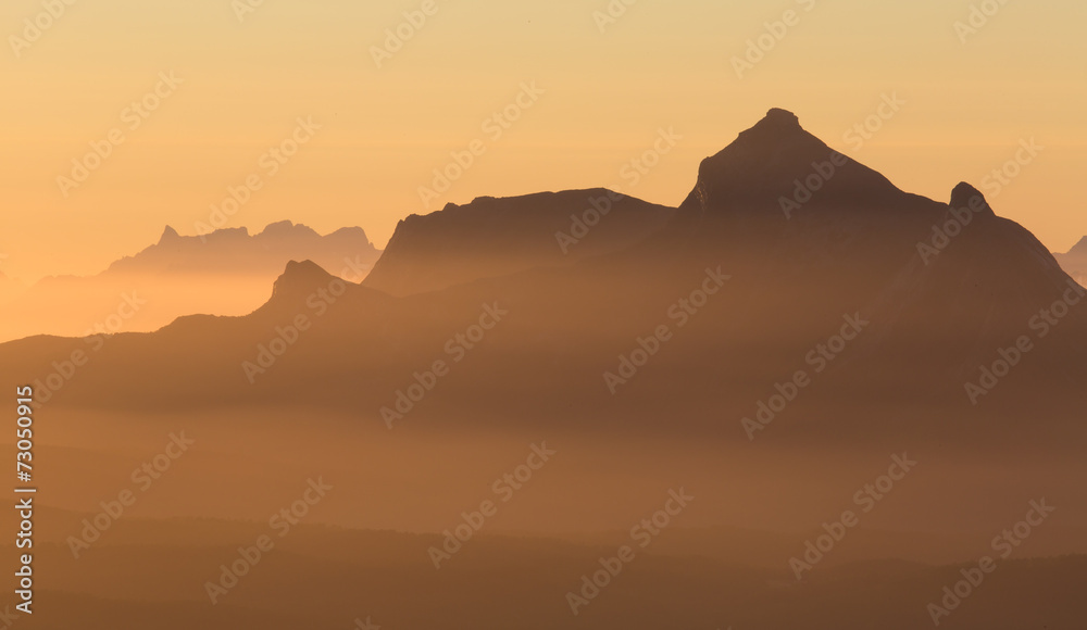 Naklejka premium Mountain in late autumn sun