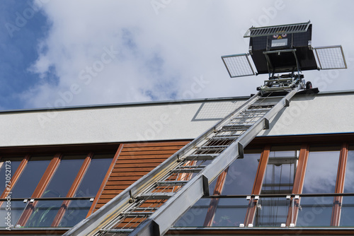 Inclined hoist lifting goods to the roof