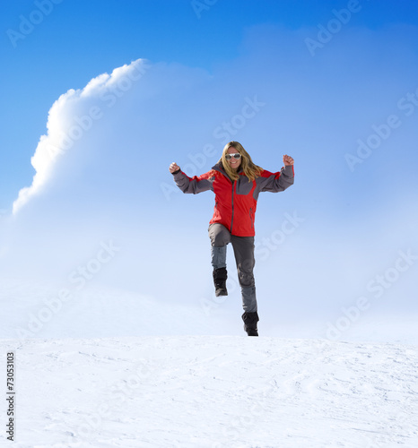 Frau mit Rotem Anorak im Schnee