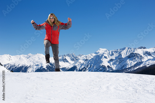 Frau mit Rotem Anorak im Schnee