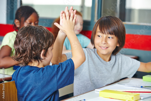 Schüler geben sich High Five im Unterricht