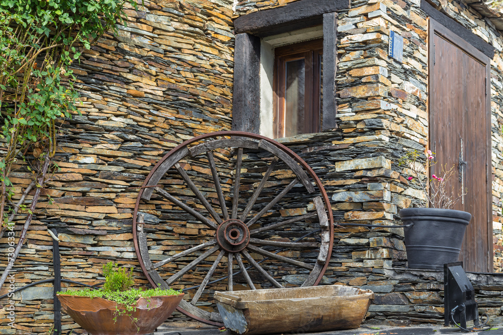 Obraz premium wheel resting on the stone wall