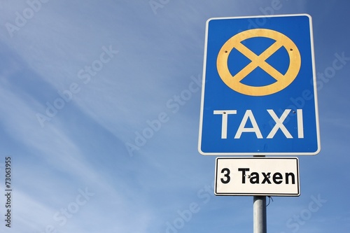 Deutsches Verkehrszeichen: Taxenstand für 3 Taxen