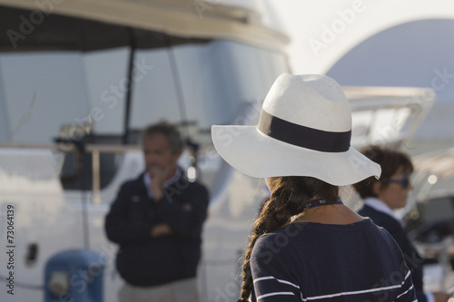Hostess in attesa d'imbarco su uno yacht event planner  photo