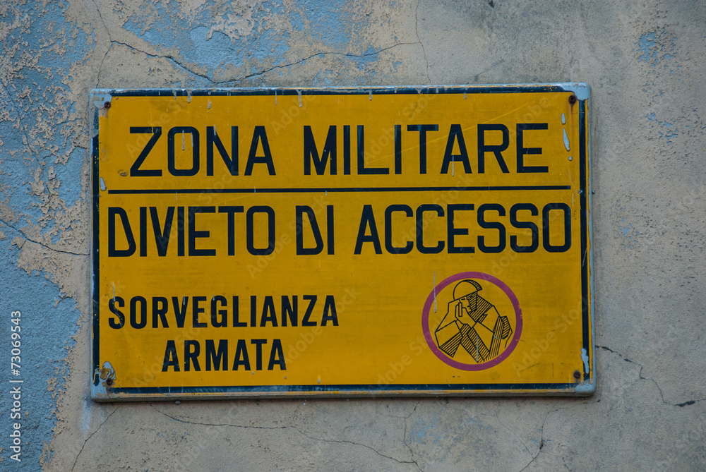 Cartello Zona Militare, sorveglianza armata Cartello Zona Militare, sorveglianza armata