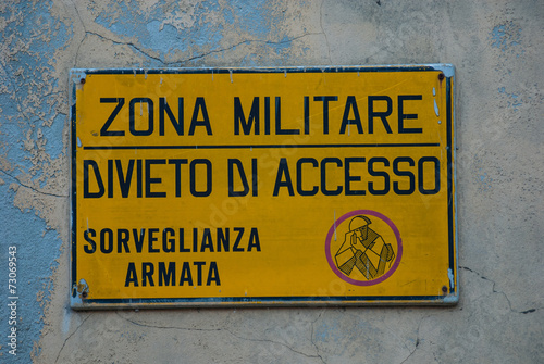 Cartello Zona Militare, sorveglianza armata photo