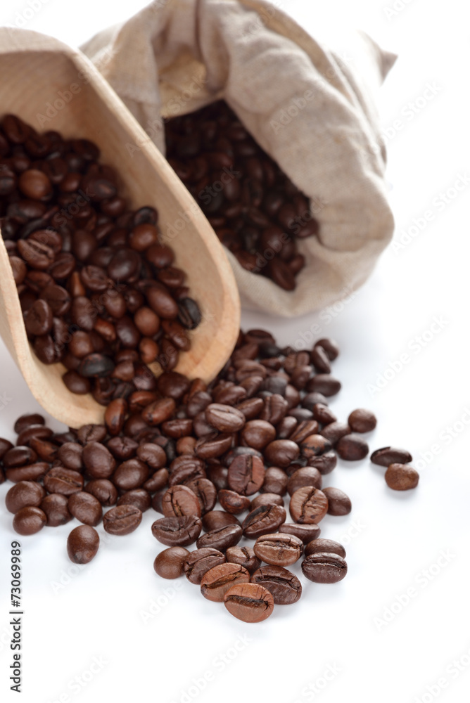 Fototapeta premium chicchi di caffè sacco e sessola di legno