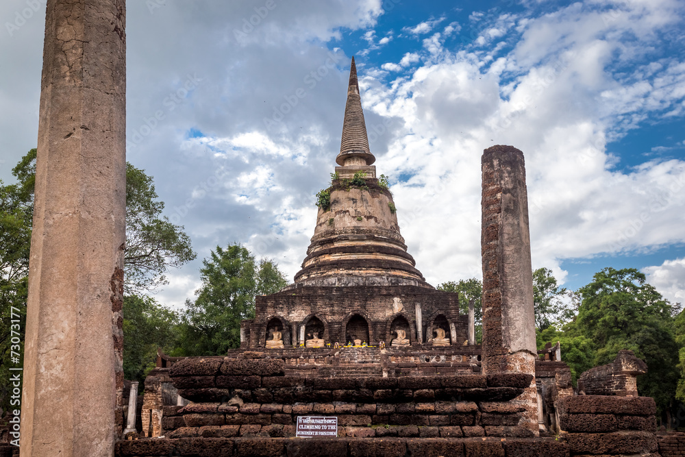 Fototapeta premium elephant statue around pagoda at ancient temple