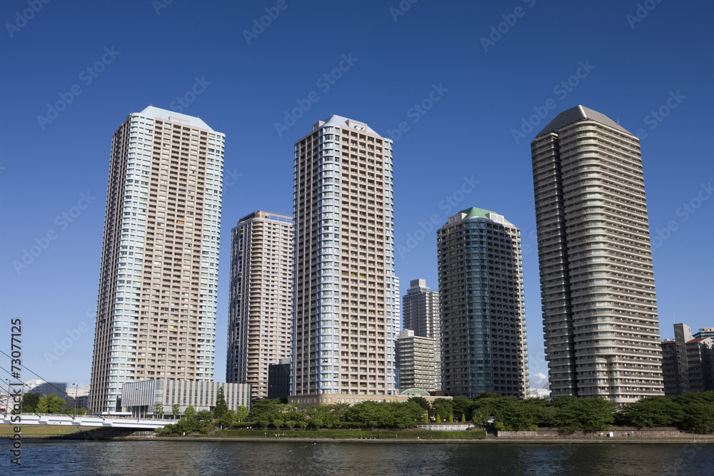 隅田川岸の高層マンション