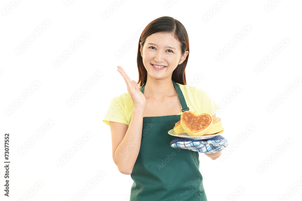 料理を運ぶ主婦 料理を運ぶ主婦