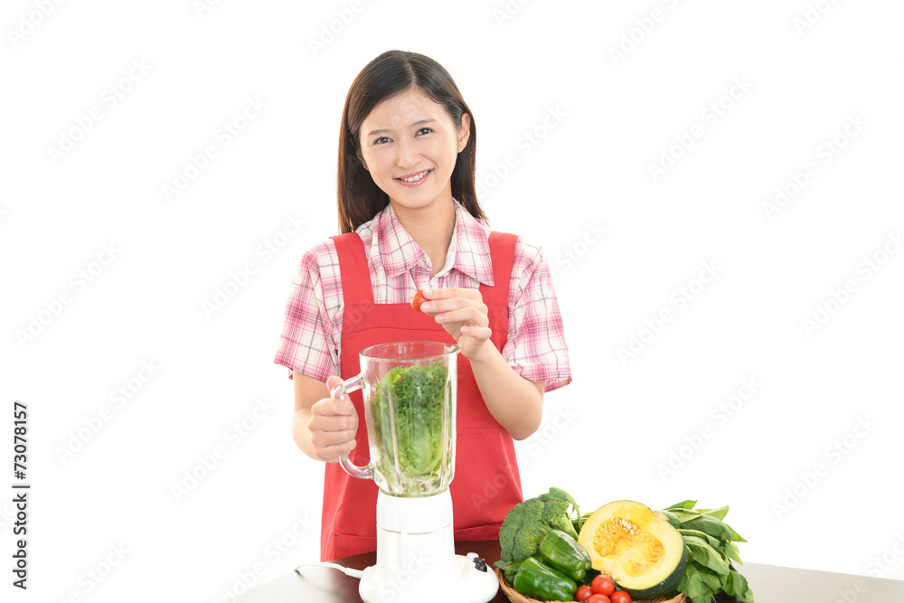 野菜ジュースを作る女性