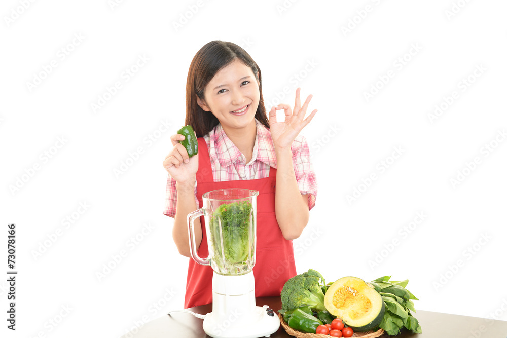 野菜ジュースを作る女性