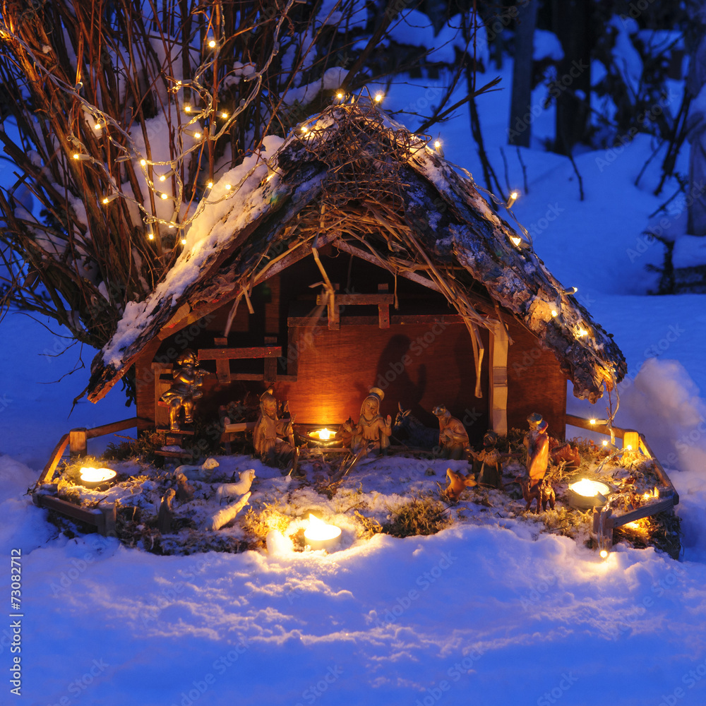 Weihnachtliche Krippe im Schnee Stock-Foto  Adobe Stock