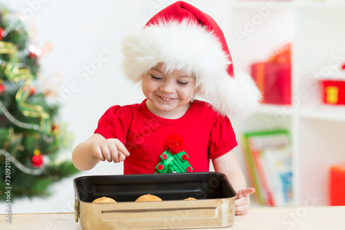 Christmas kid in Santa hat ...