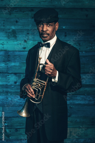 Canvas Print Vintage african american senior jazz musician with trumpet in fr