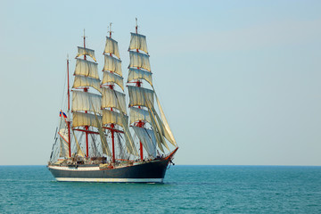 Plexiglas schilderij Schip Klassiek zeilschip op open zee  © komi$ar