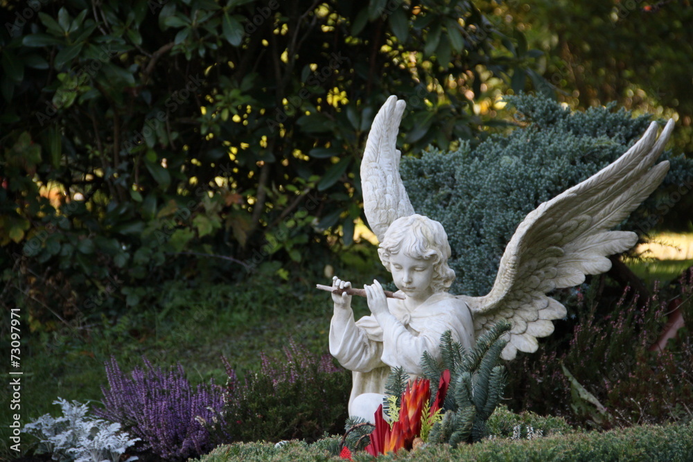 Obraz premium Friedhofsengel im Herbst