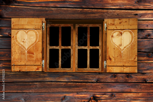 Fenster mit Fensterladen