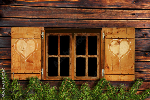 Fenster mit Tannenzweigen