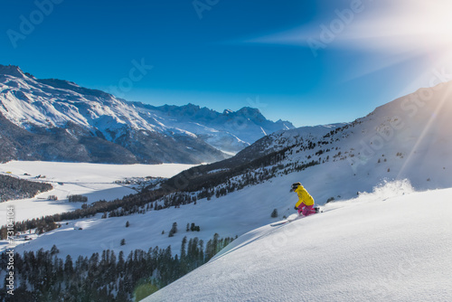 Konstfotografi girl in off-piste skiing