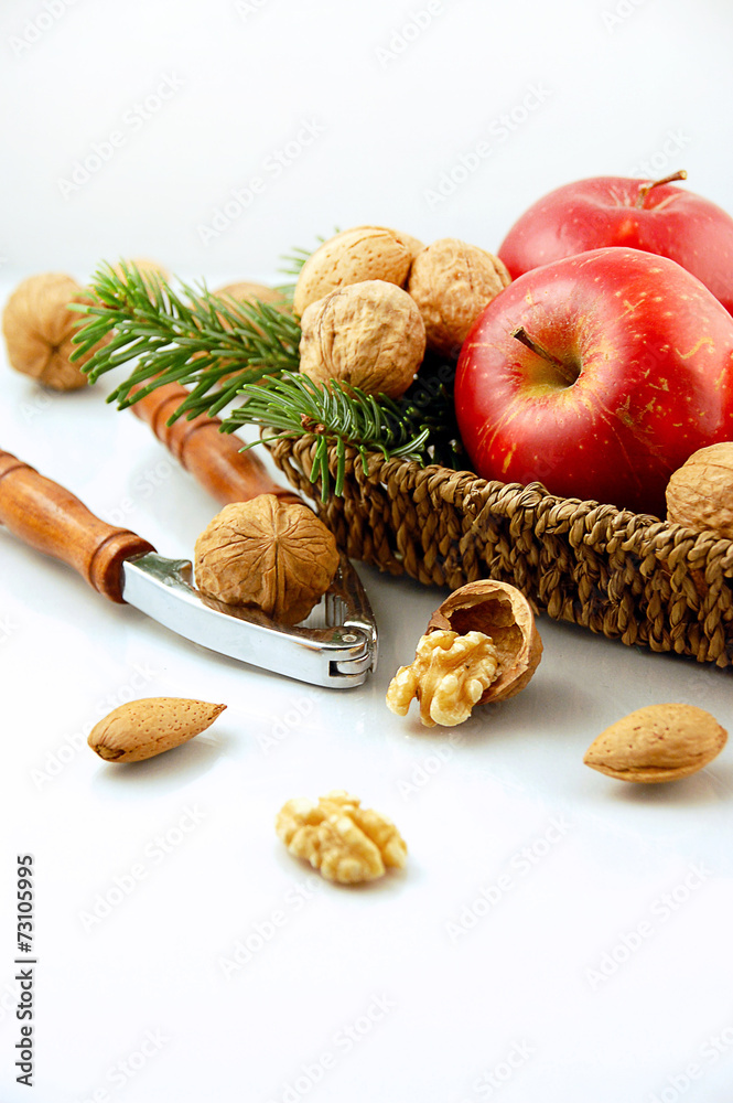 Walnüsse und Äpfel Walnüsse und Äpfel