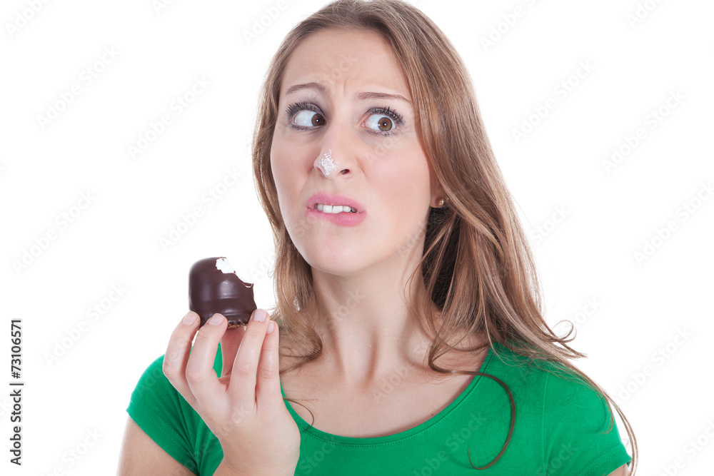 Frau mit Schokokuss macht grimassen Porträt Stock-Foto | Adobe Stock