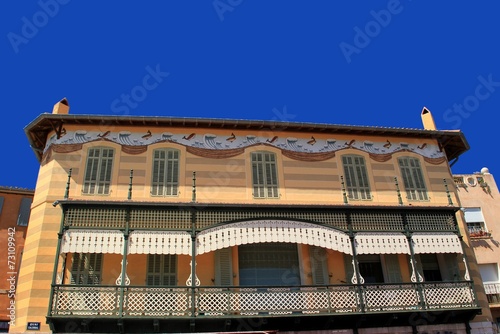 Façades d'immeubles à Cassis. photo