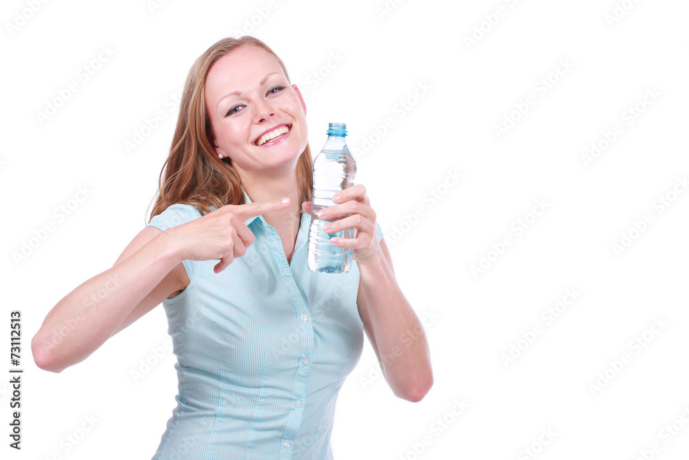 Junge Frau zeigt auf Wasserflasche Junge Frau zeigt auf Wasserflasche