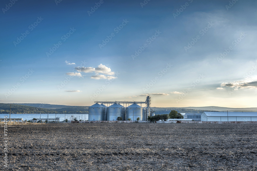 Obraz premium Grain elevators at sea channel