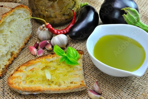 Bruschetta con aglio e olio d'oliva photo