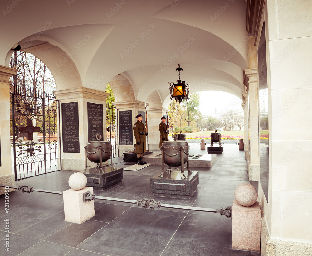 Obraz premium Tomb of the Unknown Soldier at Pilsudski Square.