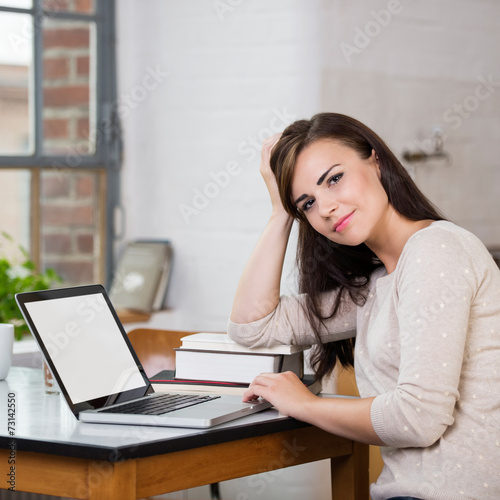 Free Download sympathische junge frau arbeitet zuhause am laptop - GFXLoad