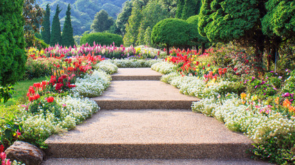 Keuken achterwand Tuin Bloementuin met kleurrijke perken  © beerphotographer