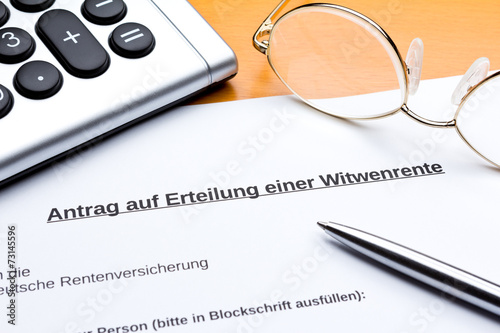 Antrag Erteilung Witwenrente Taschenrechner Stift photo