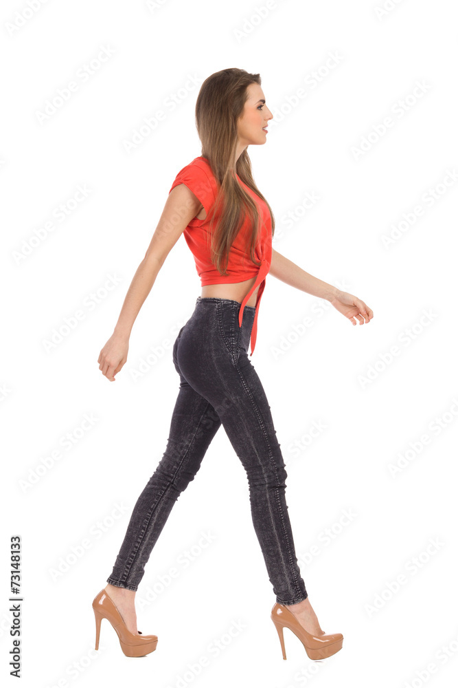 Obraz premium Young girl walking