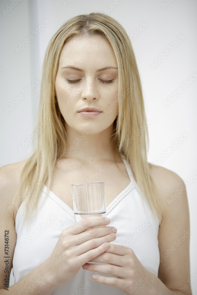 Junge Frau mit Wasserglas