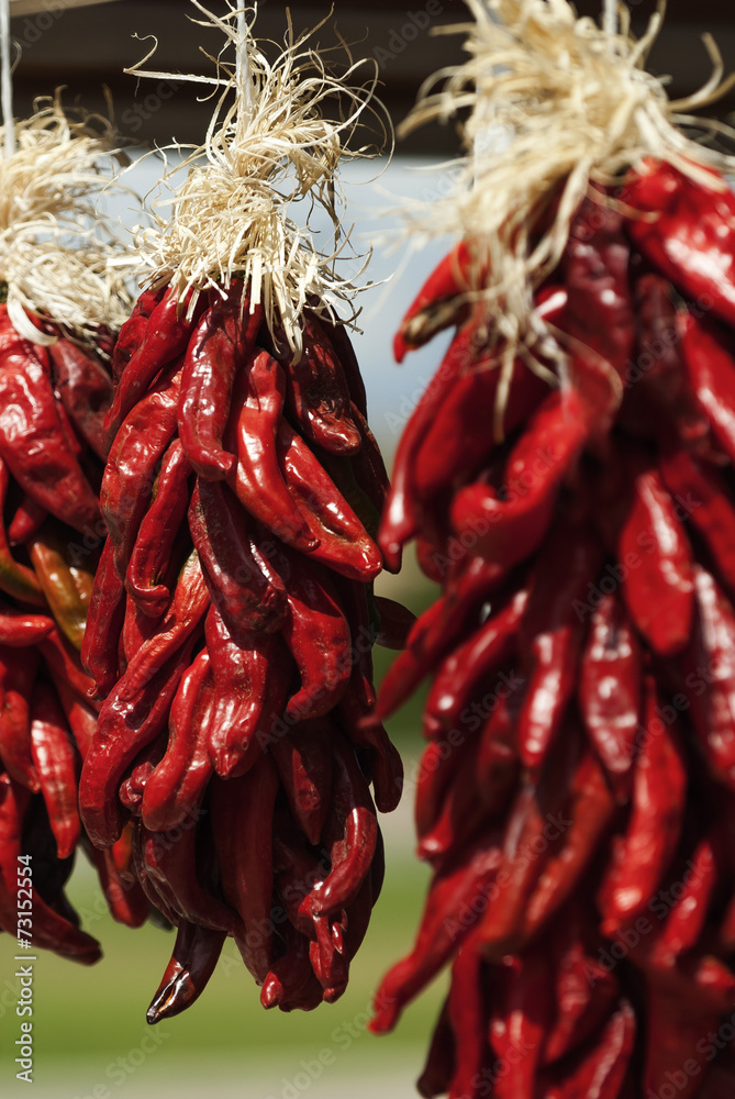 Fototapeta premium Chili-Pfefferschoten an einem Marktstand, USA