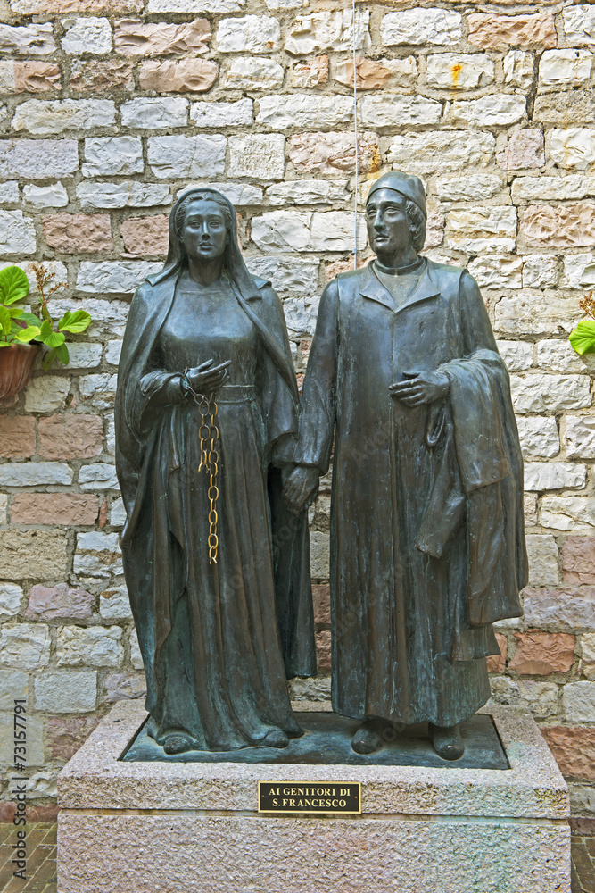 Statuen der Eltern des hl. Franziskus in Assisi, Umbrien, Italien