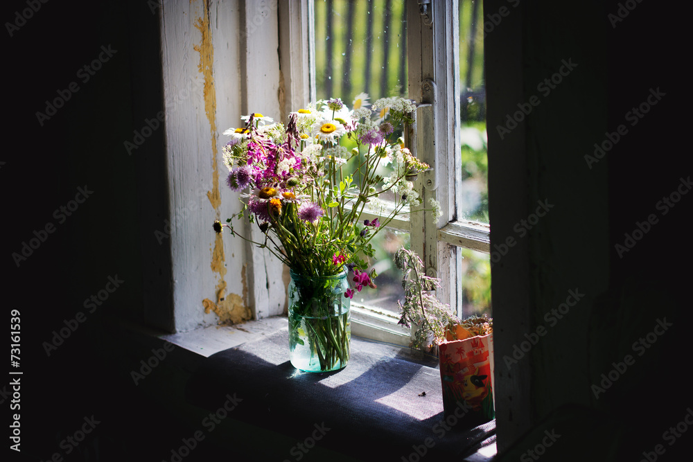 букет полевых цветов на деревенском окне