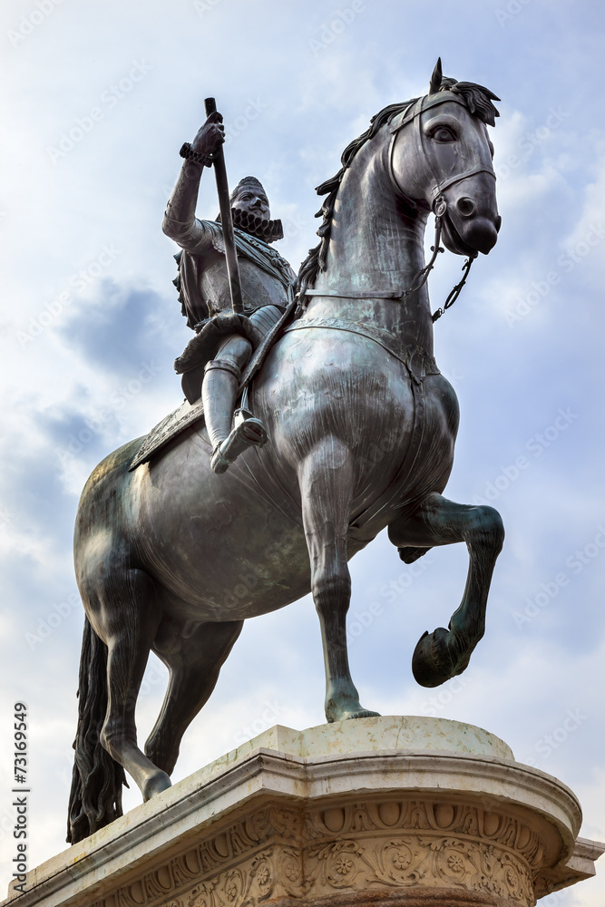 Obraz premium King Philip III Equestrian Statue Plaza Mayor Cityscape Madrid