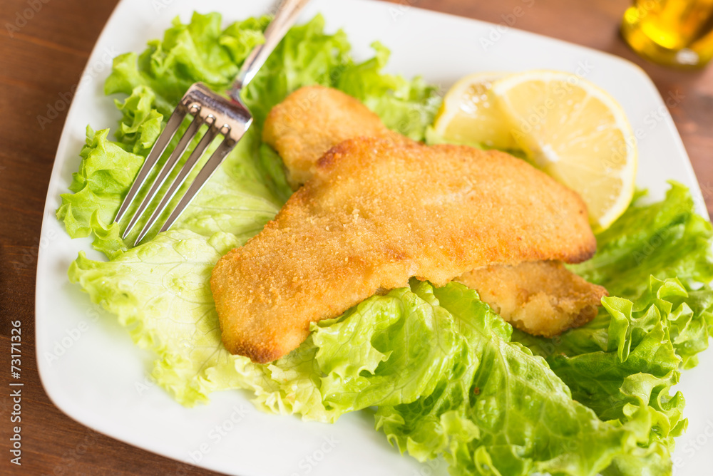 Piatto di filetti di merluzzo panato e fritto Piatto di filetti di merluzzo panato e fritto